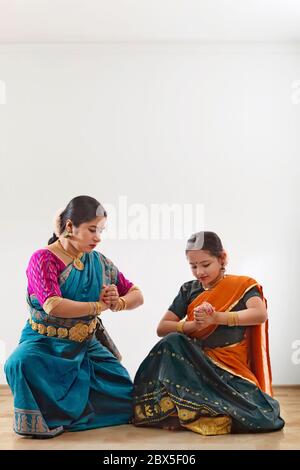 Giovane bharatnatyam ballerina imparando dal suo insegnante. Foto Stock