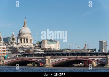 Ponte Blackfriars e stazione ferroviaria sul Tamigi, Londra, Inghilterra. Foto Stock