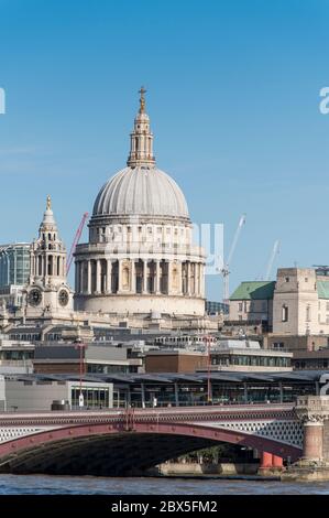 Ponte Blackfriars e stazione ferroviaria sul Tamigi, Londra, Inghilterra. Foto Stock