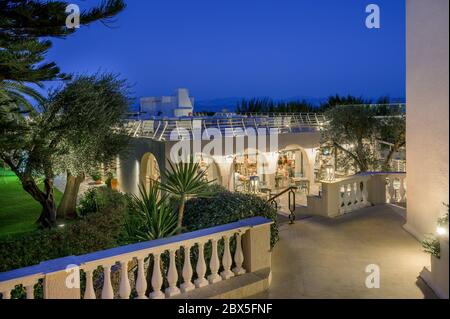 Ristorante nel parco del Marbella Beach Hotel, Corfu, Grecia. Foto Stock