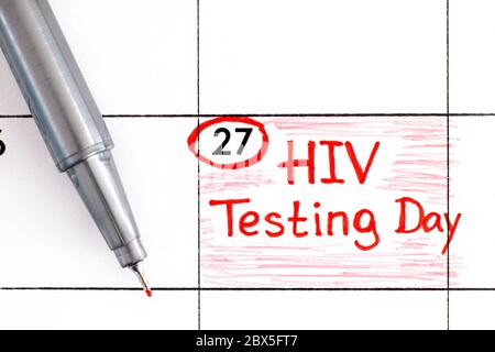 Promemoria HIV Test Day in calendario con penna. Giugno 27. Foto Stock