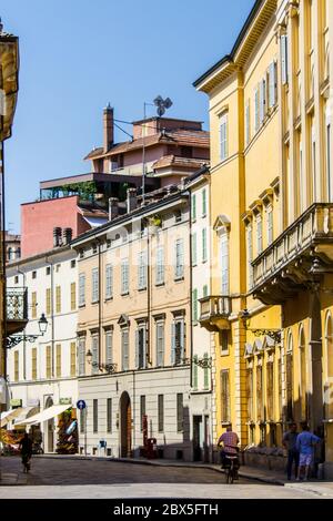 Parma, Italia - 8 luglio 2017: Persone che camminano nella città vecchia di Parma in un giorno di sole Foto Stock