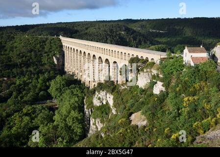 Vista dell'acquedotto di Roquefavor (1841-1847) che porta l'acqua del canale di Marsiglia attraverso l'Arco Valle Ventabren Provenza Francia Foto Stock