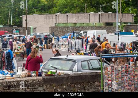 Bantry, West Cork, Irlanda. 5 Giugno 2020. Il mercato del venerdì di Bantry era occupato oggi con i lotti dei commercianti e degli acquirenti presenti. Il primo mercato di giugno è sempre occupato, più questa settimana dopo il lungo periodo di chiusura a causa della pandemia di Covid-19. Credit: Notizie dal vivo di AG/Alamy Foto Stock