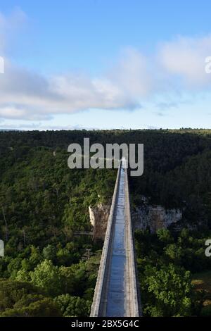 Veduta aerea del canale di Marsiglia che attraversa o portato sopra la Valle dell'Arco sull'acquedotto di Roquefavor (1841-1847) Ventabren Provence France Foto Stock