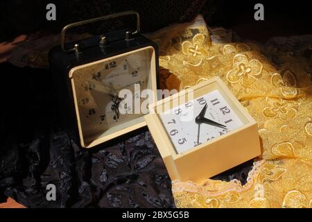 sveglia in stile retro a forma cubica, con supporto sul tavolo Foto Stock