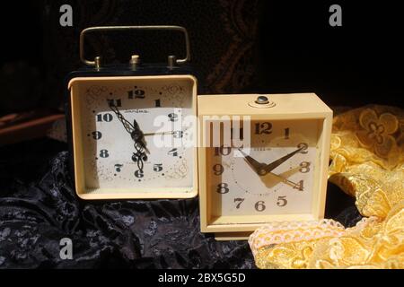 sveglia in stile retro a forma cubica, con supporto sul tavolo Foto Stock