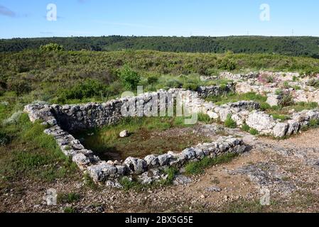 Rovine di Oppidum Celto-Ligure o villaggio gallico fortificato noto come Camp Marius che mostra il profilo di case di pietra sull'altopiano di Ventabren Provenza Francia Foto Stock
