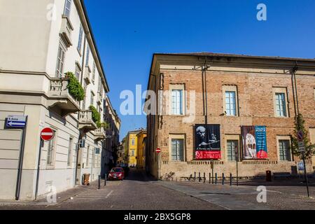 Parma, Italia - 8 luglio 2017: Vista di una strada di Parma in un giorno di sole Foto Stock