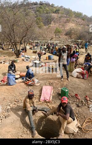 MALI, Kayes, Sadiola, estrazione artigianale dell'oro a Camp SIRIMANA / Klein-Goldbergbau Foto Stock