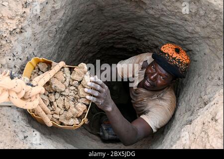 MALI, Kayes, Sadiola, estrazione artigianale dell'oro a Camp SIRIMANA / Klein-Goldbergbau Foto Stock