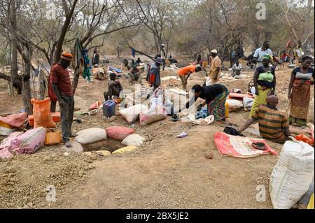 MALI, Kayes, Sadiola, estrazione artigianale dell'oro a Camp SIRIMANA / Klein-Goldbergbau Foto Stock