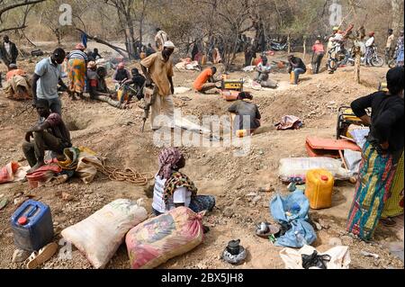MALI, Kayes, Sadiola, estrazione artigianale dell'oro a Camp SIRIMANA / Klein-Goldbergbau Foto Stock