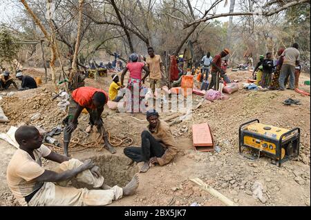 MALI, Kayes, Sadiola, estrazione artigianale dell'oro a Camp SIRIMANA / Klein-Goldbergbau Foto Stock