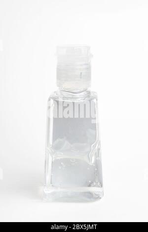Una foto di un set di flaconi dispenser in plastica igienizzante per mani trasparente tascabile generico su fondo bianco liscio. Foto Stock