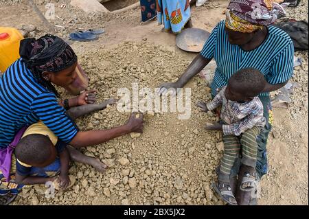 MALI, Kayes, Sadiola, estrazione artigianale dell'oro a Camp SIRIMANA / Klein-Goldbergbau Foto Stock