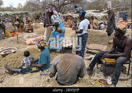 MALI, Kayes, Sadiola, estrazione artigianale dell'oro a Camp SIRIMANA / Klein-Goldbergbau Foto Stock