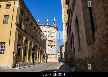 Parma, Italia - 8 luglio 2017: Vista di una strada vicino al Battistero di Parma in un giorno di sole Foto Stock