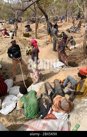 MALI, Kayes, Sadiola, estrazione artigianale dell'oro a Camp SIRIMANA / Klein-Goldbergbau Foto Stock