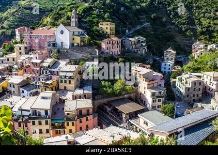 Vernazza, Italia - 8 luglio 2017: Vista delle antiche dimore di Vernazza in un giorno di sole Foto Stock