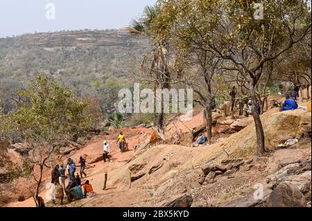 MALI, Kayes, Sadiola, estrazione artigianale dell'oro a Camp SIRIMANA / Klein-Goldbergbau Foto Stock