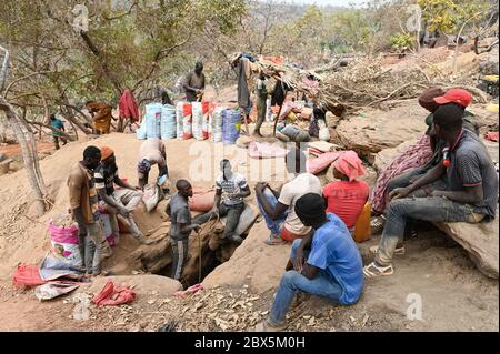 MALI, Kayes, Sadiola, estrazione artigianale dell'oro a Camp SIRIMANA / Klein-Goldbergbau Foto Stock