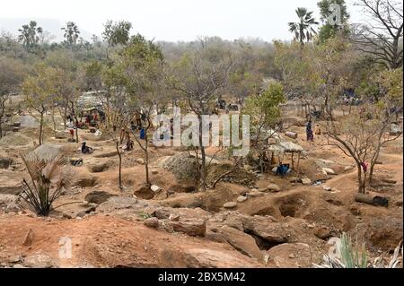 MALI, Kayes, Sadiola, estrazione artigianale dell'oro a Camp SIRIMANA / Klein-Goldbergbau Foto Stock