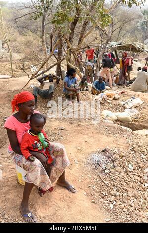 MALI, Kayes, Sadiola, estrazione artigianale dell'oro a Camp SIRIMANA / Klein-Goldbergbau Foto Stock