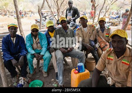 MALI, Kayes, Sadiola, campo artigianale di estrazione dell'oro SIRIMANA, polizia di campo / Klein-Goldbergbau, Lagerpolizei Foto Stock