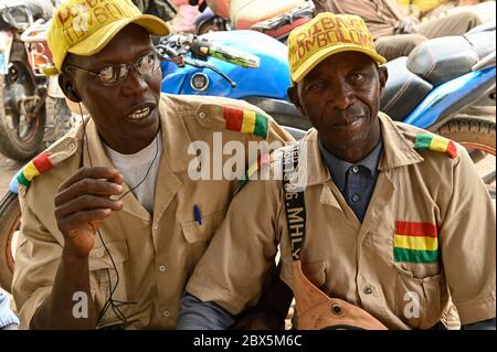 MALI, Kayes, Sadiola, campo artigianale di estrazione dell'oro SIRIMANA, polizia di campo / Klein-Goldbergbau, Lagerpolizei Foto Stock