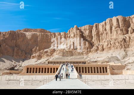 Vista frontale del Tempio di Hatshepsut conosciuto anche come il Djeser-Djeseru, Alto Egitto Foto Stock