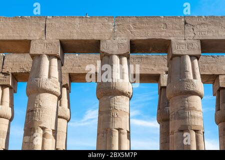 Colonnato nel complesso del tempio di Karnak, Luxor, Egitto Foto Stock