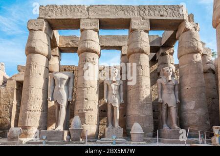 Colonnato e statue di faraoni nel complesso del tempio di Karnak, Luxor, Egitto Foto Stock