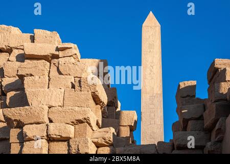 Obelisco nel complesso del Tempio di Karnak, Luxor, Egitto Foto Stock