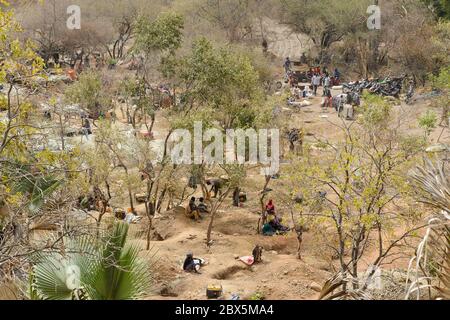 MALI, Kayes, Sadiola, estrazione artigianale dell'oro a Camp SIRIMANA / Klein-Goldbergbau Foto Stock