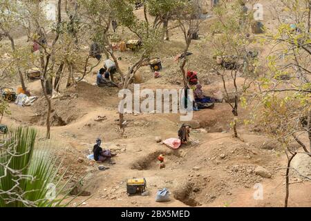 MALI, Kayes, Sadiola, estrazione artigianale dell'oro a Camp SIRIMANA / Klein-Goldbergbau Foto Stock
