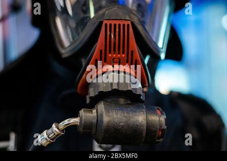 Primo piano del pompiere indossando la maschera di ossigeno. Coronavirus zona di pericolo, paura di essere infettati. Utilizzando il respiratore Foto Stock