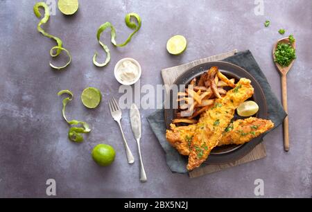 Pesce fritto in pastella con patatine tagliate a mano Foto Stock