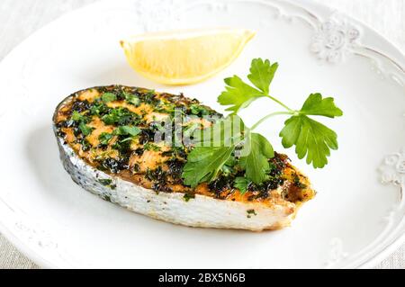 Bistecca di salmone con prezzemolo e limone. Serve pesce rosso. Foto Stock