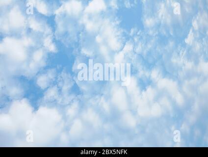 Cielo azzurro pallido con nuvole fluide dietro Foto Stock