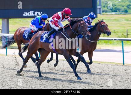 Igotatext guidato da Hollie Doyle vincere il Betsafe Best Odds Guaranteed Maiden Auction Stakes (Div 2) al Lingfield Racecourse. Foto Stock