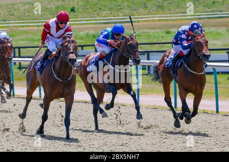 Igotatext guidato da Hollie Doyle (a sinistra) vince il Betsafe Best Odds Guaranteed Maiden Auction Stakes (Div 2) all'ippodromo di Lingfield. Foto Stock