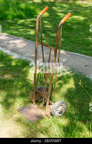 Carrello per sacchi pesanti, Hampshire, Inghilterra, Regno Unito. Foto Stock