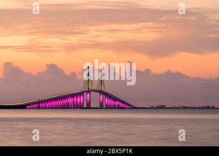 Sunshine Skyway Bridge che attraversa la Lower Tampa Bay e collega Terra CEIA a San Pietroburgo, Florida, USA. Foto Stock