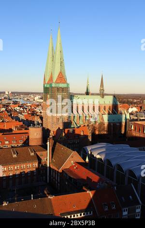 Lubecca, Germania - 02 dicembre 2016: Chiesa di Santa Maria (Ger. Marienkirche) a Lübeck visto dalla Chiesa di San Pietro (Ger. Petrikirche). Foto Stock