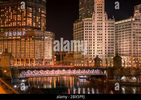 Chicago, il, USA- 16 dicembre 2017, Trump International Hotel and Tower, paesaggio urbano di notte, solo per uso editoriale Foto Stock