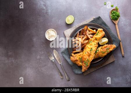 Pesce fritto in pastella con patatine tagliate a mano Foto Stock