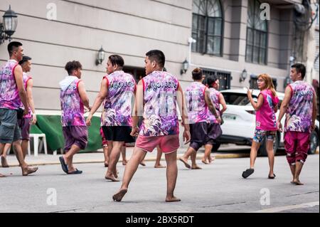 Un gruppo di giovani filippini si dirigono verso la processione del Black Nazarene Festival a Manila, Filippine. Foto Stock