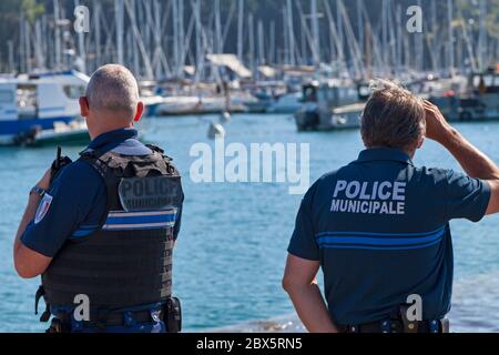 Saint-Malo, Francia - 02 2020 giugno: Due agenti di polizia municipali in intervento al porto. Foto Stock