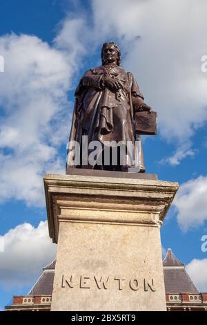 Statua di Sir Isaac Newton, Grantham, Lincolnshire, Inghilterra, Regno Unito Foto Stock